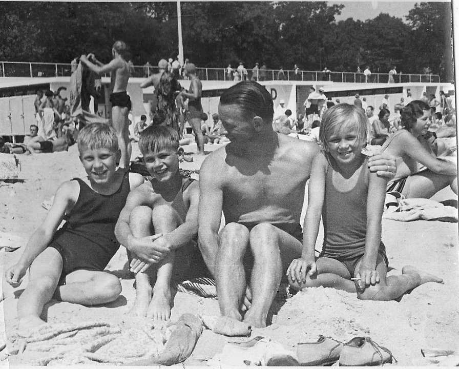 Farfar med Vivi  Pelle  og Peter Schi ler p  Bellevue Strand  1932  